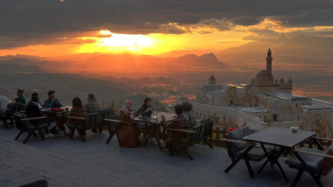 Ağrı Dağı manzaralı İshak Paşa Sarayı’nda gün batımı ilgi görüyor