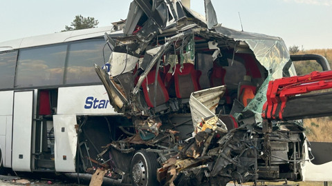 Mersin'de otobüs tıra çarptı: 9 yaralı