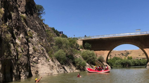Erzincan’da doğaseverler Karasu Nehri’nde rafting yaparak serinliyor