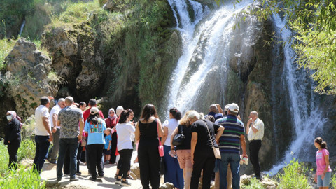 Erzincan’daki Girlevik Şelalesine akın ettiler, sıcaklardan kaçan gurbetçiler serinliği burada buldu