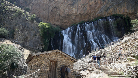 40 dereceyi bulan sıcaklardan kaçanlar Kapuzbaşı Şelaleleri’nde serinliğe koştu