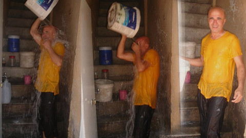 Elazığ'da 40 derece olan kavurucu sıcaklara karşı kovayla önlem, görenler şaştı kaldı