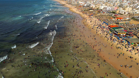 Senegal’in başkenti Dakar’da sıcak havayı fırsat bilenler Yoff plajına akın etti