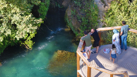 Konya’da doğayla serin kaçış rotası olan Yerköprü Şelalesi yazın en çok ziyaret edilen noktası oldu
