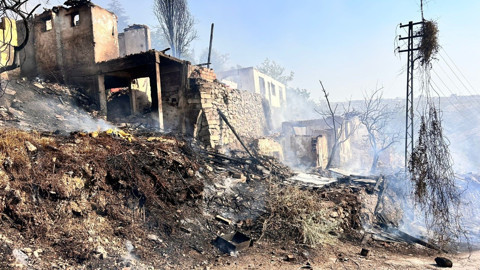 Ankara'da korkutan yangın! Gecekondulara sıçradı: 4 kişi dumandan etkilendi