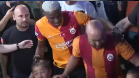 Victor Osimhen ayağının tozuyla yapacağını yaptı! O anlar gündem oldu