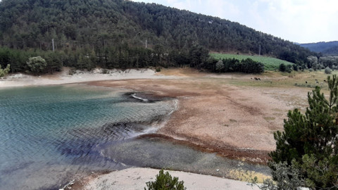 Bolu’daki Sünnet Gölü’nde su seviyesi 10 metreye yakın düştü, kıyıdan metrelerce çekildi