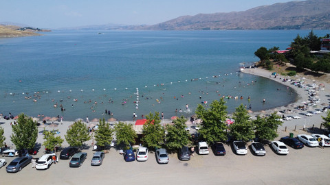Elazığ’daki Hazar Gölü’nde sıcaklardan bunalan tatilciler serinliğin tadını çıkarıyor