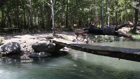 Kahramanmaraş’ta sıcaklık 38 dereceye ulaştı, serinlemek isteyenler Fırnız Çayı’na akın etti