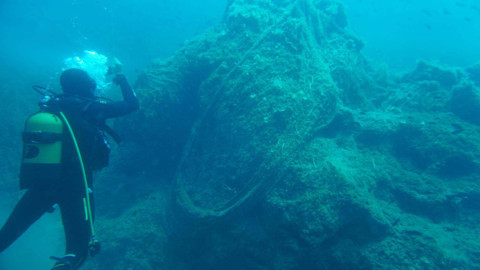 Ayvalık açıklarında denizin altından basketbol sahası büyüklüğünde ağlar çıkarıldı