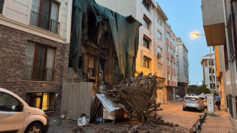Bakırköy'de korkutan olay! 100 yıllık tarihi ahşap bina çöktü!