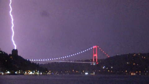 İstanbul'da gece saatlerinde sağanak yağış ve fırtına etkili oldu!