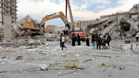 Ağır hasarlı bina yıkılırken çöktü! Saatler sonra acı haber geldi: İş makinesi operatörü hayatını kaybetti