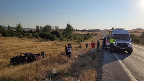 Takla atan otomobil tarlaya uçtu: 1'i ağır çok sayıda yaralı