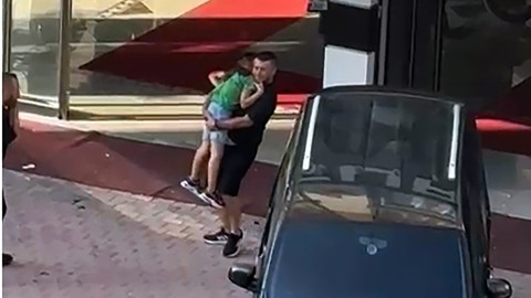 Oto galeriye silahlı saldırı! Sokakta oynayan çocuk vuruldu