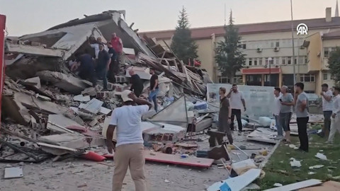 Balıkesir'de 6.1'lik depremde 1 bina yıkıldı: Enkaz altından 5 kişi kurtarıldı
