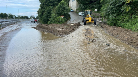 Rize’de şiddetli yağış sonrası 26 köy yolu heyelan nedeniyle ulaşıma kapandı