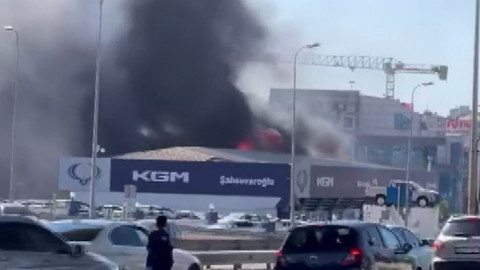 Pendik'te korku dolu anlar! Sıfır araç bayisinde yangın: Çok sayıda ekip sevk edildi