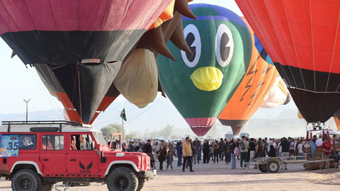 Kapadokya Balon Festivali’nde 27 ülkeden figürlü balonlar peribacaları üzerinde uçtu