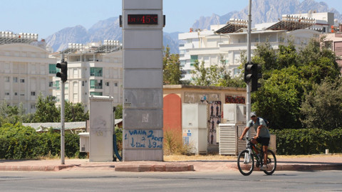 Antalya’da hava 43 dereceyi aştı, tatilciler 31 derecelik denizde serinledi