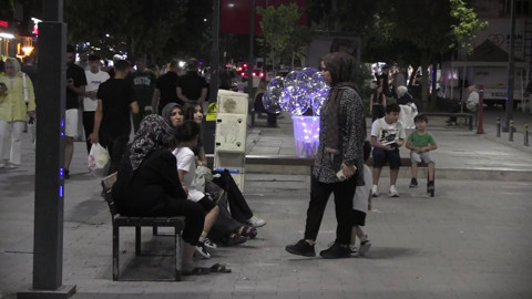 Siirt’te kavurucu sıcaklar nedeniyle gündüz boş kalan sokaklar gece dolup taşıyor