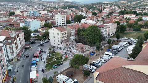 Hava aydınlanınca 6.1'lik depremin acı tablosu ortaya çıktı! Sındırgı havadan görüntülendi