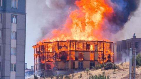 Kahramanmaraş'ta lojman inşaatında yangın! Müdahale sürüyor