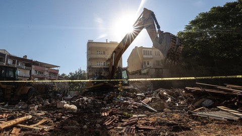 Balıkesir'deki depremde yıkılan binanın enkazı kaldırıldı
