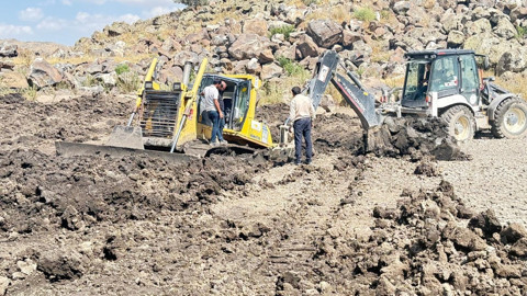 Patnos’ta köylere su ulaştırmak için seferberlik, ekipler zorlu araziyi aşarak çalışmalarını sürdürüyor