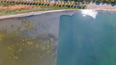 İzmit Körfezi Dip Çamuru Temizliği Projesi, suyun rengini değiştirdi; mavi tonlar ortaya çıktı