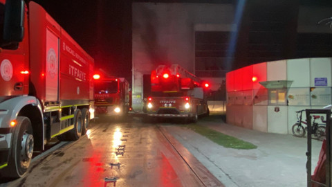 Geri dönüşüm fabrikasında korkutan yangın: Bir kişi dumandan etkilendi