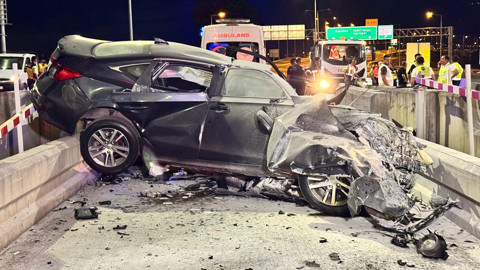 Kuzey Marmara Otoyolu'nda feci ölüm! Gişelere çarptı: Otomobil hurdaya döndü