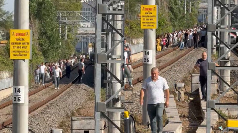 Marmaray'da akılalmaz olay! Yolcular rayların üzerinde yürüdü