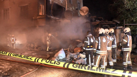 Avcılar'da çorap atölyesi alev alev yandı! Panik anları cep telefonu kamerasıyla kaydedildi