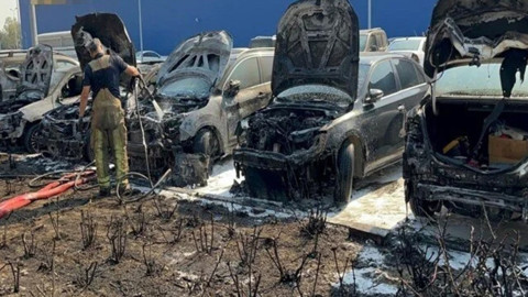 AVM’nin otoparkında yangın: 8 araç zarar gördü