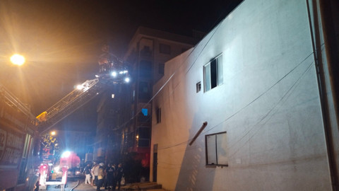 Pendik'te korkutan yangın! Elektrik kablosu deposu alev aldı