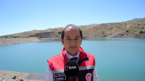 Erzincan’daki baraj gölünde 200 bin yavru aynı anda suya salındı, saniyeler içinde farklı yönlere dağıldı