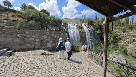 Avrupa’nın en büyüklerinden Tortum Şelalesi’nde su azaldı ama ziyaretçi ilgisi sürüyor