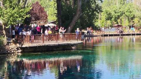 Bozkırın ortasında nazar boncuğunu andıran Gökpınar gölü binlerce kişiyi ağırlıyor