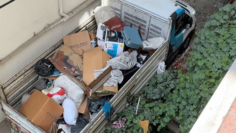 Şikayet üzerine ekipler gitti! Çöp evden tonlarca eşya çıktı
