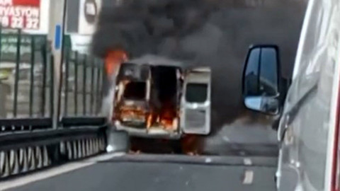 Avcılar D-100'de minibüs alev alev yandı