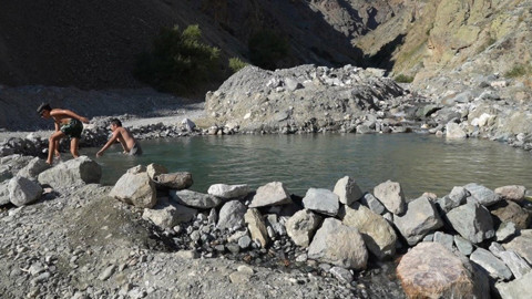Erzincan’da çocuklar sıcak havadan korunmak için derede kendi yaptıkları havuzda yüzüyor