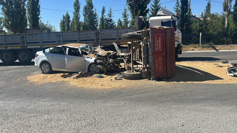 Buğday yüklü traktör otomobille çarpıştı; 3 yaralı