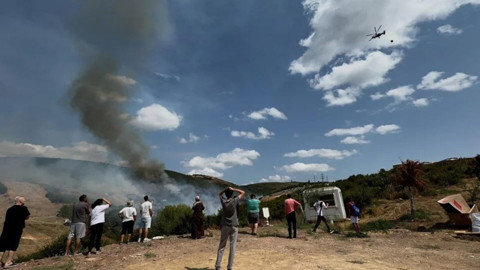 Rüzgarın etkisiyle alevler büyüdü! Kocaeli'de otluk alanda çıkan yangın evlere sıçradı