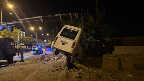 İlginç kaza: Minibüs duvarda asılı kaldı!