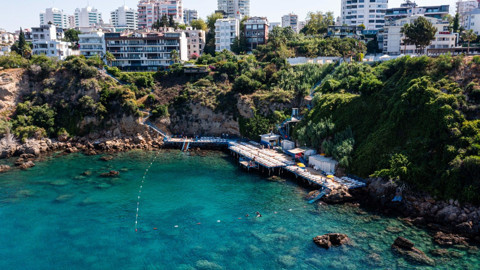 Antalya’da Muratpaşa Belediyesi’nin mavi bayraklı falez plajlarını 200 binden fazla kişi ziyaret etti