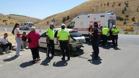 Malatya'da feci kaza: Otomobiller çarpıştı: 1 ölü, 4 yaralı