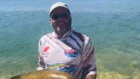 Elazığ’da amatör balıkçının oltasına takılan hayvan cüssesi ve ağırlığıyla dudak uçuklattı