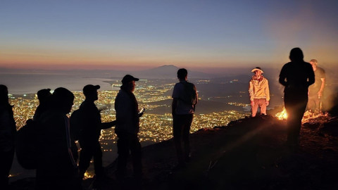 Van Gölü’nün korunmasına dikkat çekmek isteyen doğaseverler Erek Dağı’nda yürüyüş düzenledi