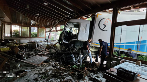Freni tutmayan kamyon restorana girdi! Ortalık savaş alanına döndü: O anlar kamerada